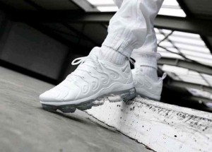 Nikee Vapormax Plus triple White