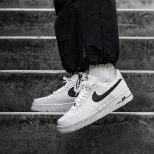 N ike Air Force 1 07 Black White