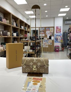 _Louis_vuitton_chain_sling_bag_with_box_and_bill_(8882-khaki)