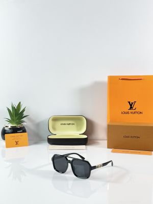 Louis_Vuitton_2687_Gold_Black