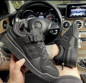 Adidas-bad-bunny-black-with-accessories