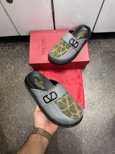 Valentin.o Garavani VLogo Signature Slipons