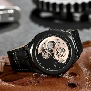 Tommy Hil figure modern automatic