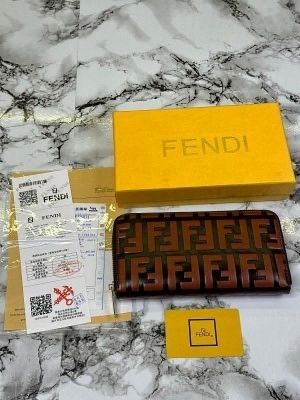 FEND_I PREMIUM WALLET 1017 no on box 3
