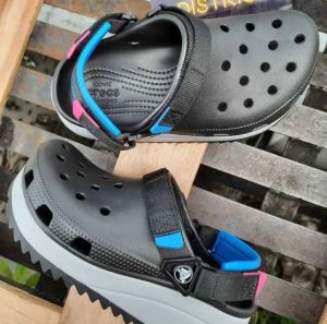 Crocs-hiker-clogs-black-blue