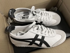 .ONITSUKA TIGER BLACK WHITE FIX