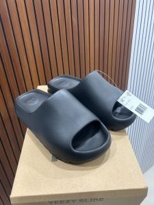 Adida.s Yeezy Slide Black Shining UA