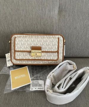 Michael_Kors_Bradshaw_Camera_With_DustCover