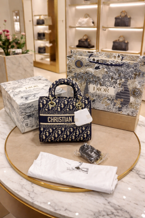 Christian_Dior_D_Lady_Black_SlingBag_With_DoubleBox_Dustbag_Slingbelt