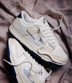 NIK.E DUNK LOW METALLIC JEWEL SWOOSH