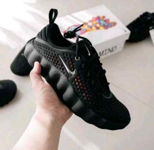 Nikee Mind 002 Black Hyper Crimson