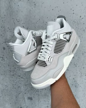 N IKE AIR JORDAN RETRO 4 FROZEN IN HIGH QUALITY