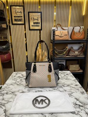 Michael_Kors Voyager Premium Quality Tote Bag With Dust Bag (Black)