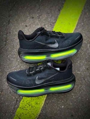 Nik_e Vomero Premium Black Volt