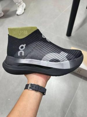 On CloudBoom Strike LS Black