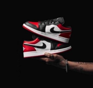 N ike Air Jordan Retro 1 Low Bred Toe