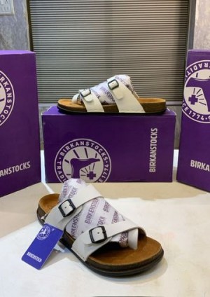 BIRKENSTOCK WHITE SLIDE