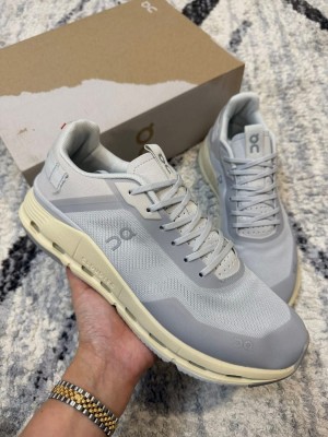 On cloudnov a running from 2 tt wolf cream