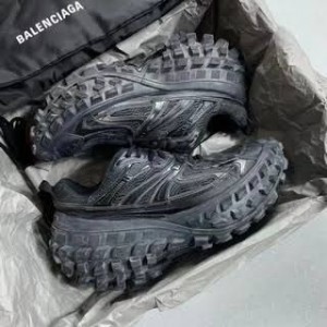 BALENCIAG A DEFENDER ALL BLACK