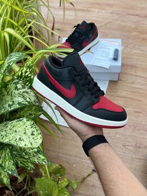 Nik e Air Jordan 1 Low Bred Sail