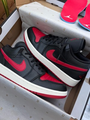 Nik e Air Jordan 1 Low Bred Sail