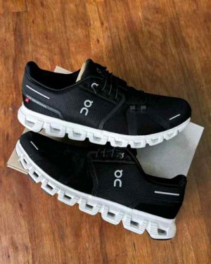 On Running Cloud 5 Black White 951