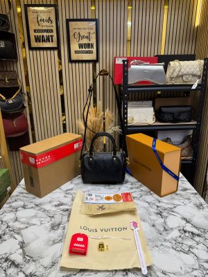 Loui_s vuitton speedy bandouliere handbag in monogram with double og box and dust bag (black-43835