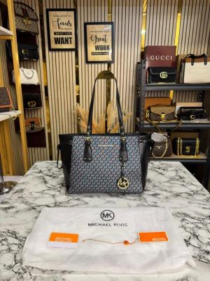 Michael_Kors Voyager Premium Quality Tote Bag With Dust Bag (Black)