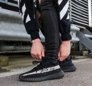 Yeezy 350 V2 Oreo With Full Kit Y02