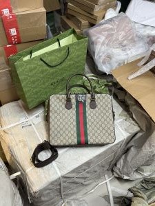 Gucci_gg_supreme_premium_laptop_bag_with_ribbonbox_carrybag_longbelt_etc