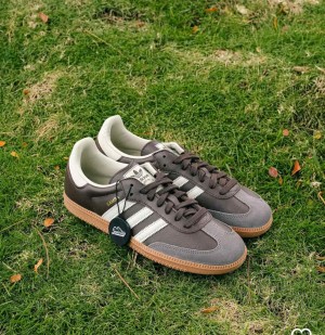 Adida.s Originals Samba OG sneakers in dark brown and white (1128