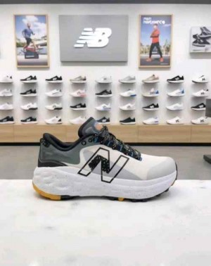New Balanc e Fresh Foam X More Trail v2 White Grey