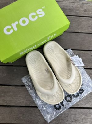 Crocs_Mellow_Flips_Off_White