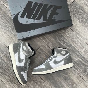 NIK.E AIR JORDAN 1 HIGH WASHED BLACK SEMI UA