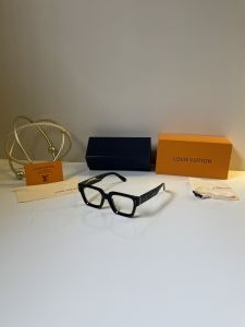 Louis_Vuitton_98170_Black_Frame