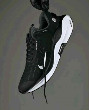 Nikee INFINITY Run 4 React X GORE TEX BLACK WHITE