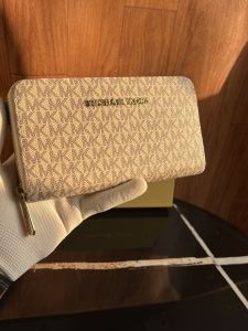 Michael_Kors_Womens_Wallet