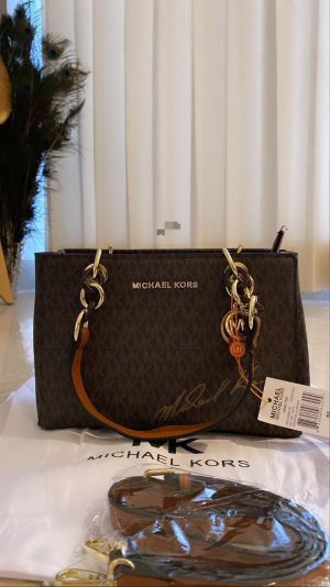 Michael_Kors_Cynthia_Medium_Satchel_With_DustCover_Tags
