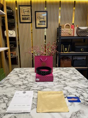 Valentino_Garavani_VLogo_Buckle_Signature_Belt_In_Antique_Brass_Finish_(18-1)