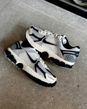 Nikee Zoom Vomero 5 Photon Dust Black