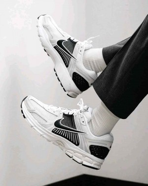 Nikee Zoom Vomero 5 White Black