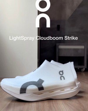 O n Ru nning CloudBoom Strike LS White Black 499