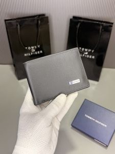 Tommy hifige_r embosed logo 040 wallet with og box and carry bag