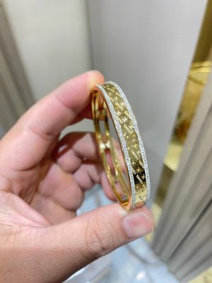 chane l bracelet