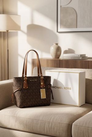Michael_Kors_4616_Voyager_Tote_LargeMono_With_DustCover