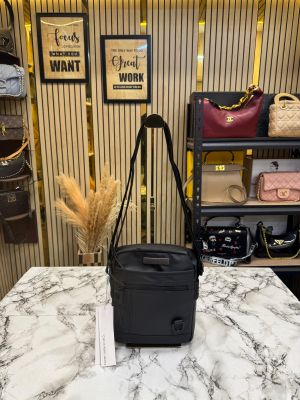 Calvin_Klein Jeans Sleek Utility Crossbody Bag (2004-Gray)