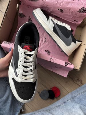 NIK EE AIR JORDAN 1 LOW X TRAVIS SCOTT GREY FOG