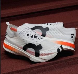 ON CLOUD RUNNING  BOOM WHITE with cloud extra insole