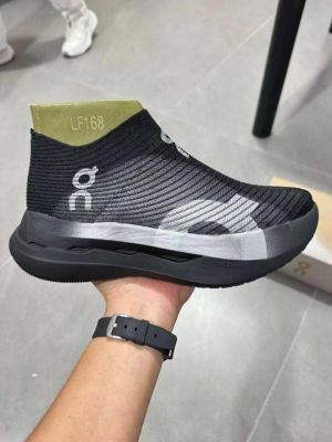 On CloudBoom Strike LS Black