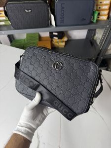 Gucc_i 2002 GG canvas crossbody bag with palladium-toned hardware and a logo-branded strap